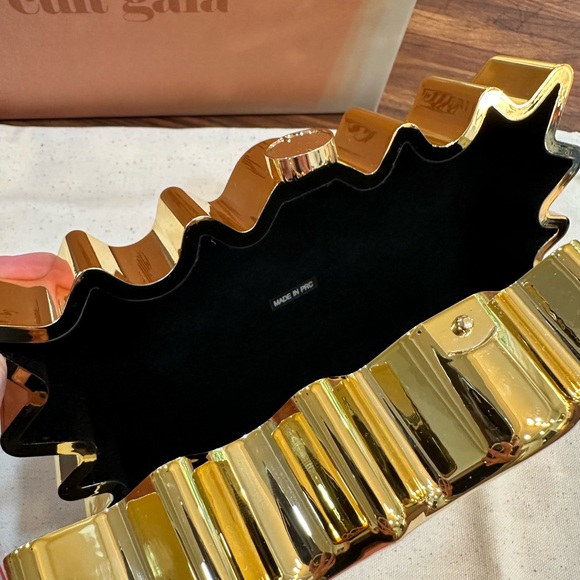 NEW - Cult Gaia Metallic Gold Paloma Wavy Clutch - Picture 8 of 16